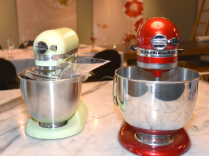 Die KitchenAid Küchenmaschine Mini rot und pistazien
