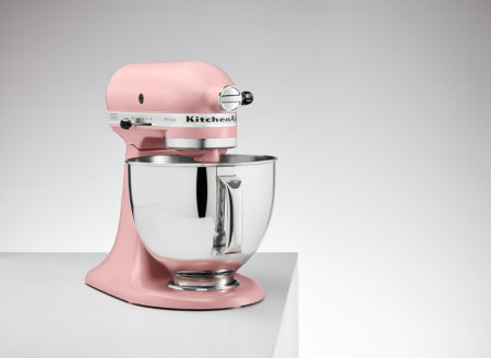 Die matte KitchenAid Farbe „Dried Pink“ steht in einem schönen Kontrast zur glänzenden Edelstahl-Rührschüssel.